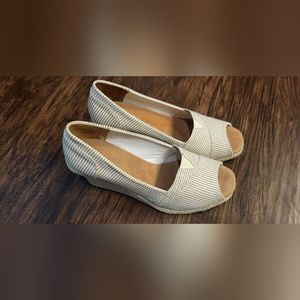 Women's Tan and White Wanted  Espadrille Peep Toe Clean Girl Neutral Wedges 8.5